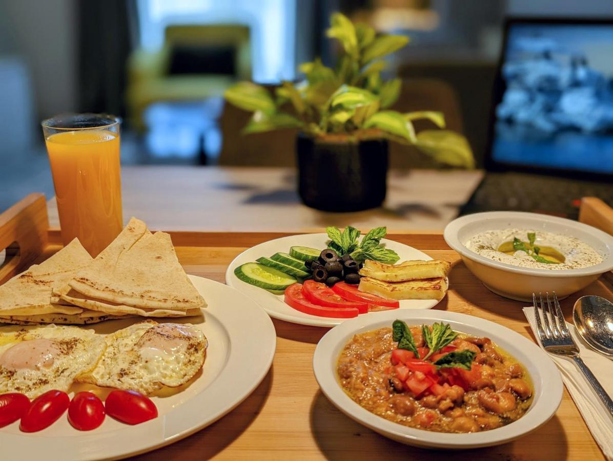 Citadines Abha Aparthotel Exteriör bild Israeli breakfast