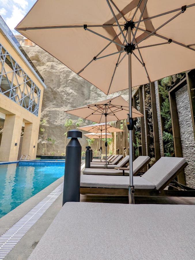 Citadines Abha Aparthotel Exteriör bild The pool at the hotel