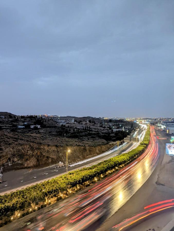 Citadines Abha Aparthotel Exteriör bild Highway 40 in Amman