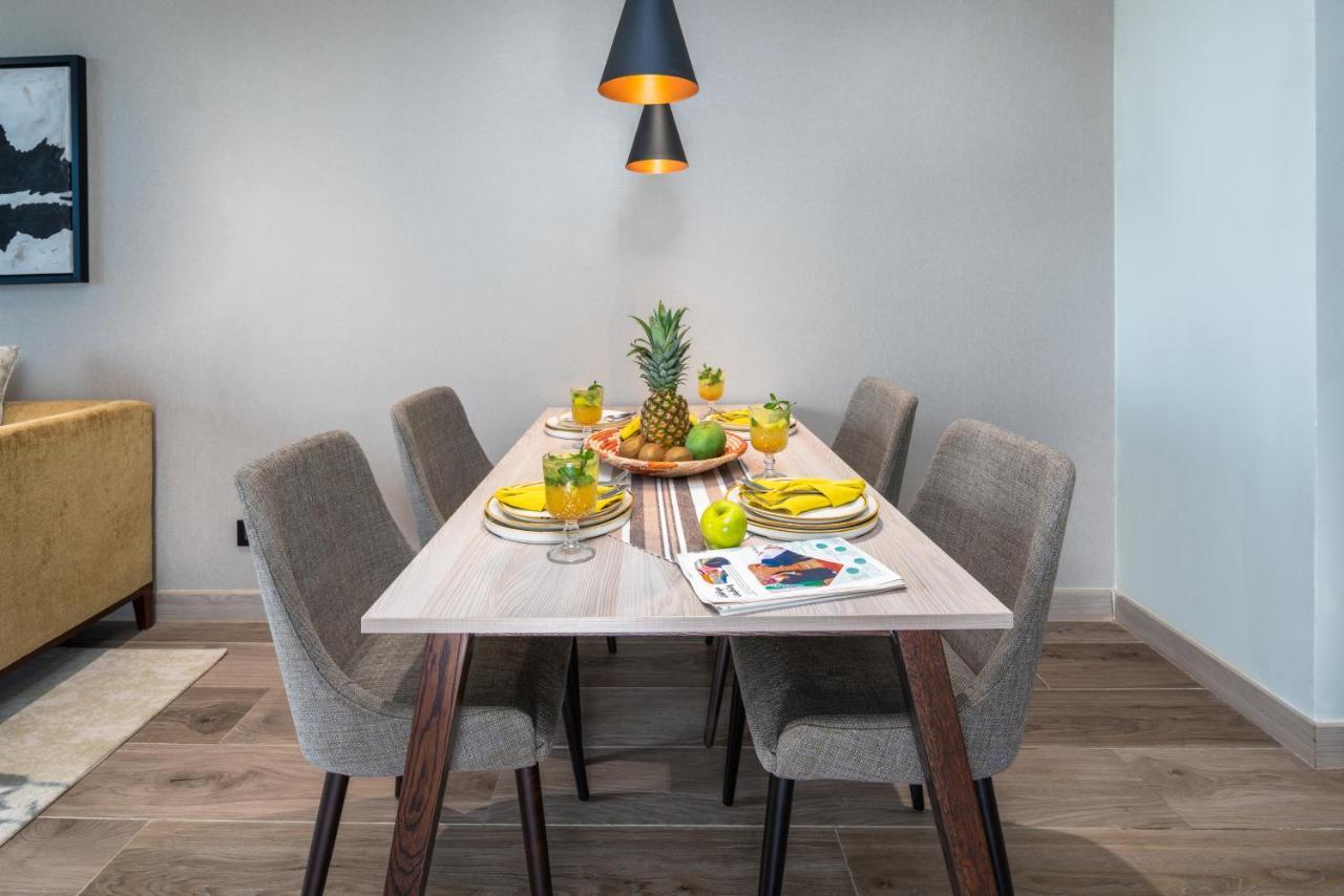 Citadines Abha Aparthotel Exteriör bild A dining room table with chairs